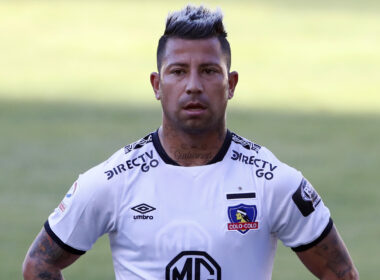 Primer plano de Leonardo Valencia con la camiseta de Colo-Colo.