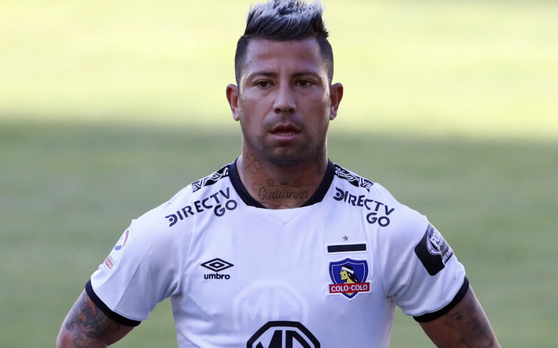 Primer plano de Leonardo Valencia con la camiseta de Colo-Colo.