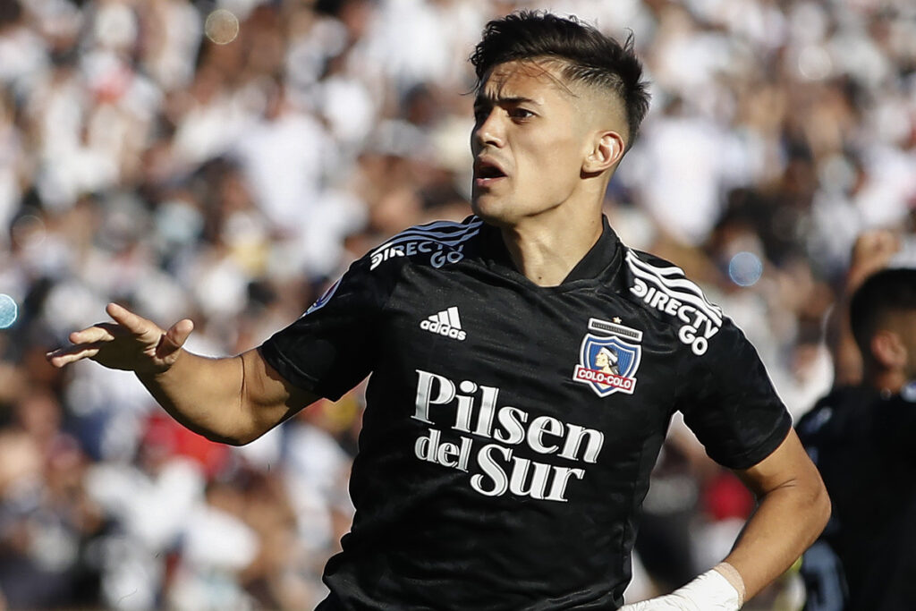 Pablo Solari celebrando un gol por Colo-Colo ante Universidad Católica.