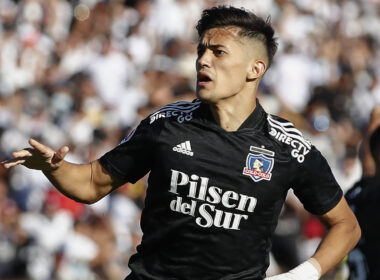 Pablo Solari celebrando un gol por Colo-Colo ante Universidad Católica.