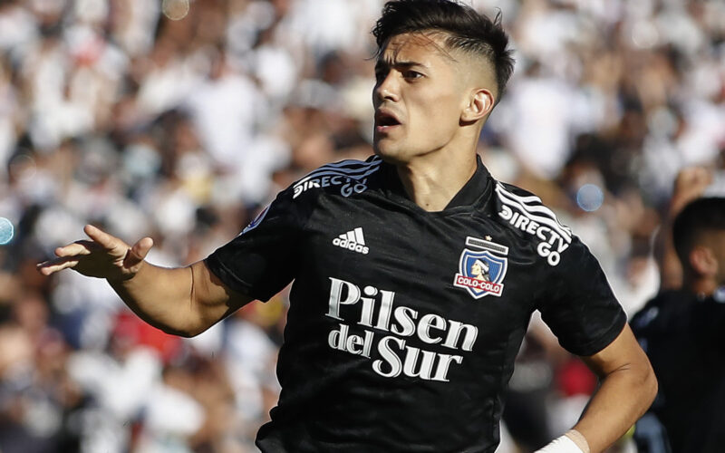Pablo Solari celebrando un gol por Colo-Colo ante Universidad Católica.