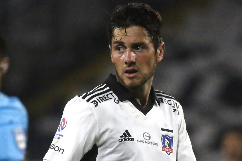 Primer plano de Marco Rojas con camiseta de Colo-Colo.
