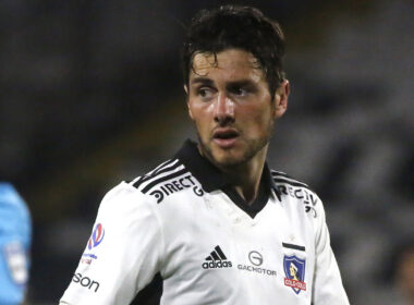 Primer plano de Marco Rojas con camiseta de Colo-Colo.