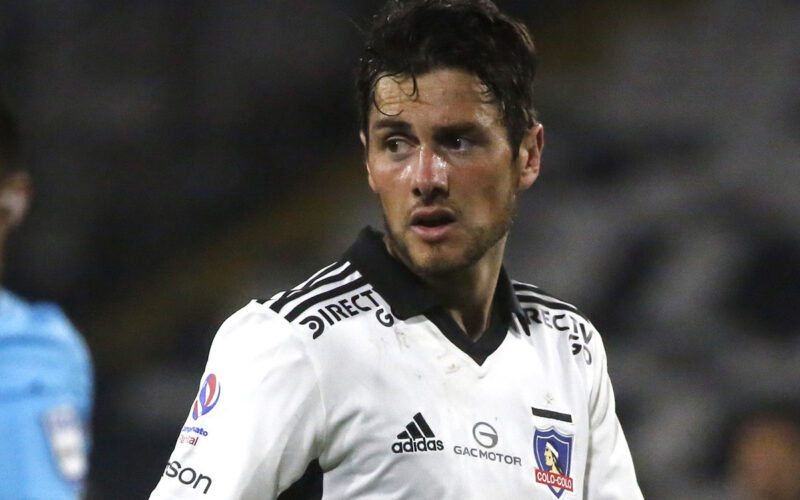 Primer plano de Marco Rojas con camiseta de Colo-Colo.