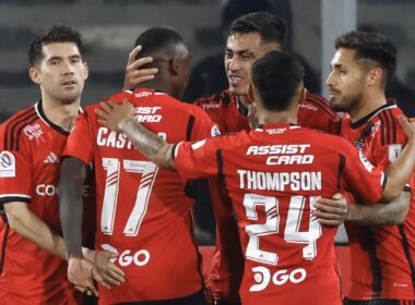 Jugadores de Colo-Colo festejando un gol junto a Darío Lezcano en el Estadio Monumental.
