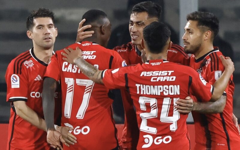 Jugadores de Colo-Colo festejando un gol junto a Darío Lezcano en el Estadio Monumental.