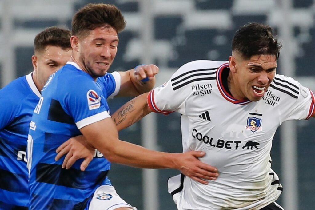 Felipe Loyola y Carlos Palacios enfrentándose cuando defendían a Huachipato y Colo-Colo, respectivamente.
