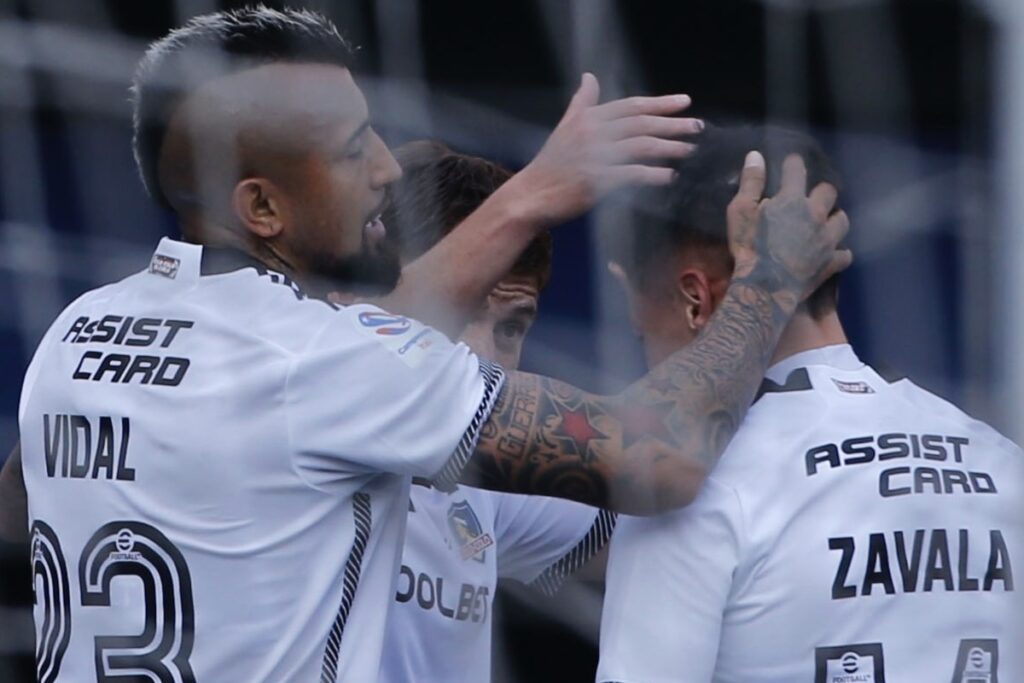 Arturo Vidal y Cristián Zavala celebrando un gol.