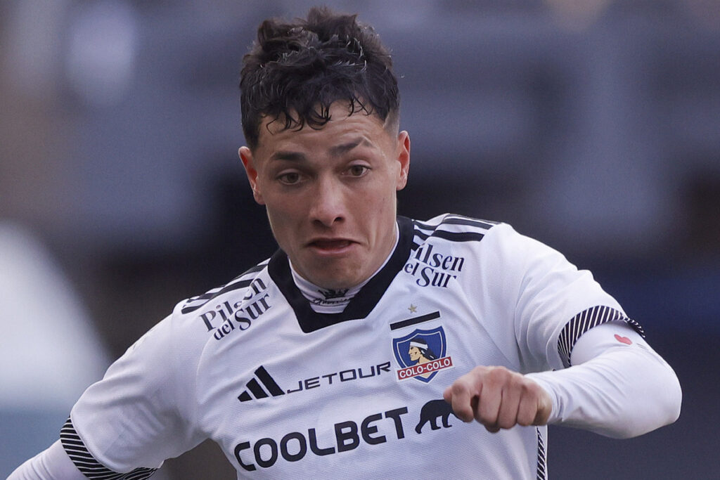 Primer plano de Cristián Zavala con la camiseta de Colo-Colo durante un partido por el Campeonato Nacional.