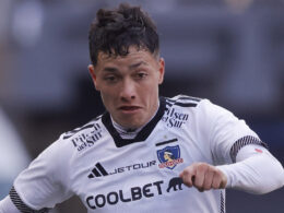 Primer plano de Cristián Zavala con la camiseta de Colo-Colo durante un partido por el Campeonato Nacional.