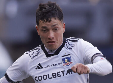 Primer plano de Cristián Zavala con la camiseta de Colo-Colo durante un partido por el Campeonato Nacional.