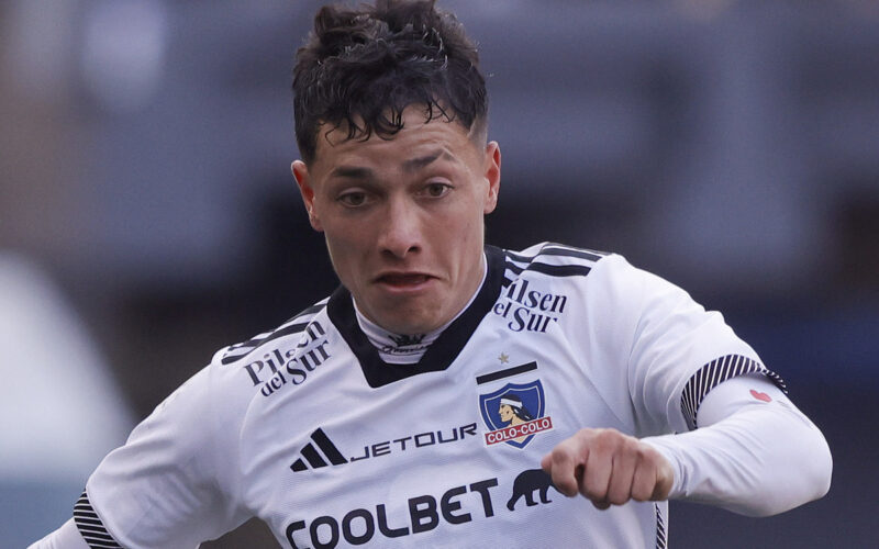 Primer plano de Cristián Zavala con la camiseta de Colo-Colo durante un partido por el Campeonato Nacional.