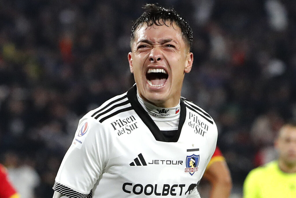 Primer plano de Cristián Zavala celebrando un gol por Colo-Colo.