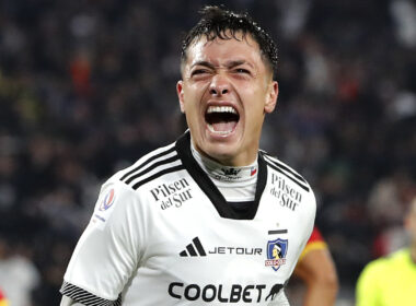 Primer plano de Cristián Zavala celebrando un gol por Colo-Colo.