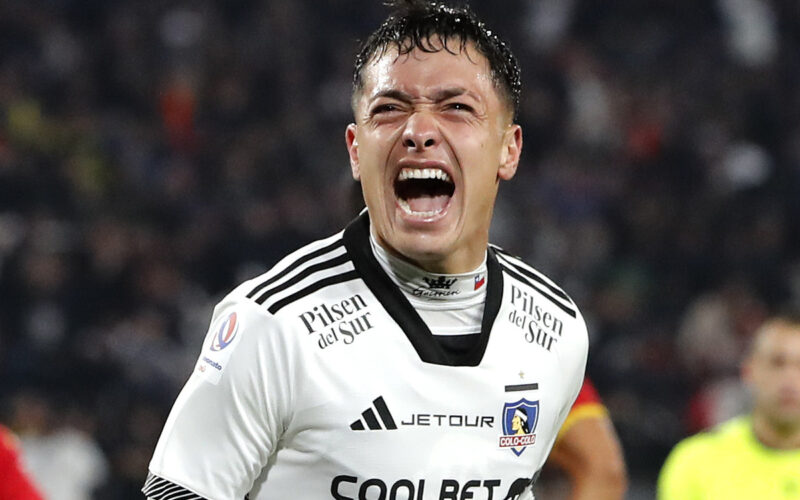 Primer plano de Cristián Zavala celebrando un gol por Colo-Colo.