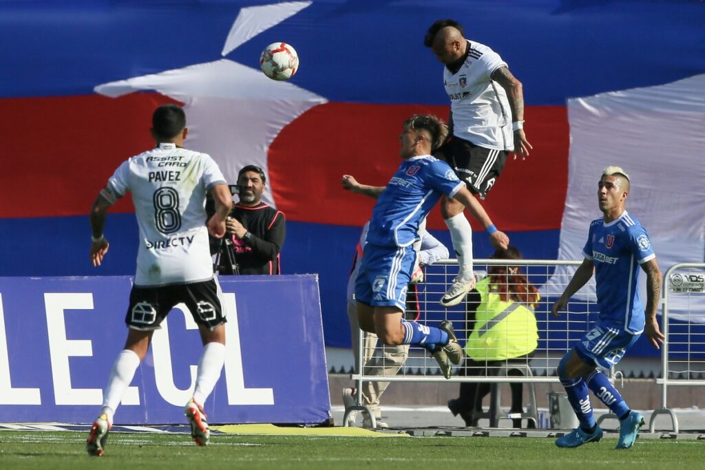 Pavez y Vidal disputando un balón contra la U.