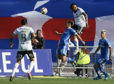 Pavez y Vidal disputando un balón contra la U.