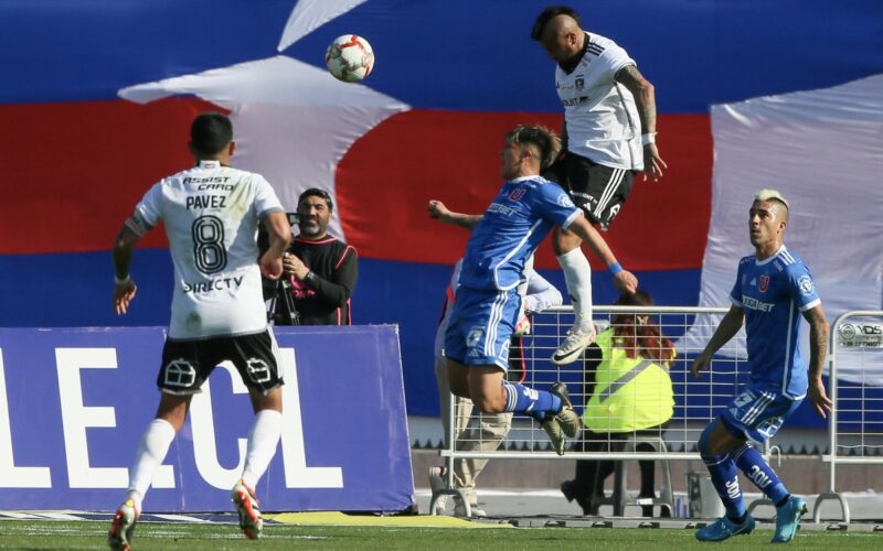 Pavez y Vidal disputando un balón contra la U.