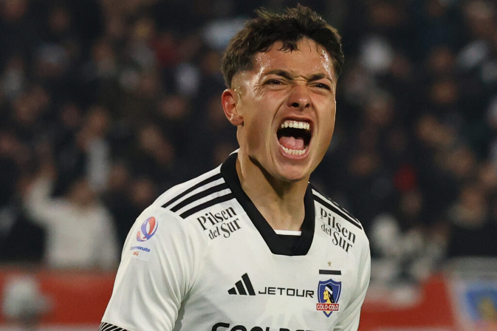 Primer plano de Cristián Zavala festejando un gol por Colo-Colo.