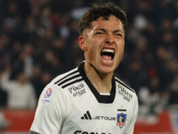 Primer plano de Cristián Zavala festejando un gol por Colo-Colo.