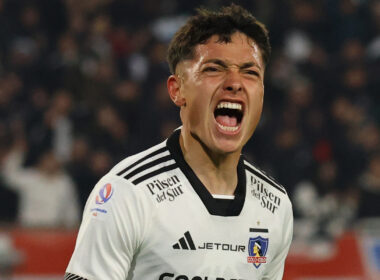 Primer plano de Cristián Zavala festejando un gol por Colo-Colo.
