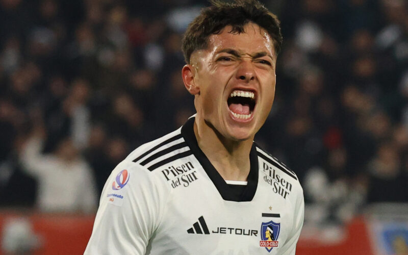 Primer plano de Cristián Zavala festejando un gol por Colo-Colo.