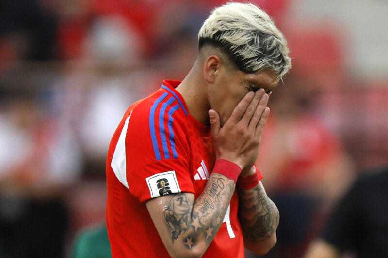 Primer plano de Carlos Palacios lamentándose durante un partido de La Roja.