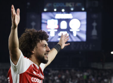 Futbol, Colo Colo vs Audax Italiano Fecha 27, campeonato Nacional 2024. El jugador de Colo Colo Maximiliano Falcon celebra con sus companeros su gol contra Audax Italiano durante el partido de primera division disputado en el estadioMonumental de Santiago, Chile. 06/10/2024 Dragomir Yankovic/Photosport Football, Colo Colo vs Audax Italiano 27th turn, 2024 National Championship. Colo ColoÕs player Maximiliano Falcon celebrates with teammates after scoring against Audax Italiano during the first division match at the Monumental stadium in Santiago, Chile. 06/10/2024 Dragomir Yankovic/Photosport