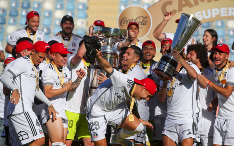 Futbol, Colo Colo vs Huachipato. Supercopa 2024 Los jugadores de Colo Colo celebran con la copa durante el partido por la Supercopa 2024 contra Huachipato realizado en el Estadio El Teniente de Rancagua, Chile. 13/11/2024 Jonnathan Oyarzun/Photosport Football, Colo Colo vs Huachipato Supercopa 2024 Colo Colo’s players celebrates with the cup during the Supercopa 2024 against Huachipato match held at the El Teniente stadium Rancagua, Chile. 13/11/2024 Jonnathan Oyarzun/Photosport. Celebrando sin hinchas.