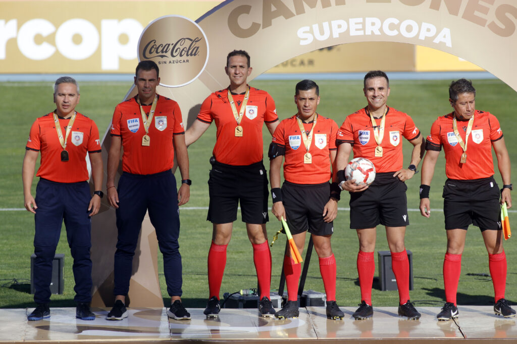 Futbol, Colo Colo vs Huachipato. Supercopa 2024 El árbitro Piero Maza es fotografiado durante el partido por la Supercopa 2024 entre Huachipato vs Colo Colo disputado en el Estadio El Teniente de Rancagua, Chile. 13/11/2024 Jorge Loyola/Photosport Football, Colo Colo vs Huachipato Supercopa 2024 Referee Jose Cabero is pictured during the Supercopa 2024 match between Huachipato and Colo Colo at the El Teniente stadium in Rancagua, Chile. 13/11/2024 Jorge Loyola/Photosport