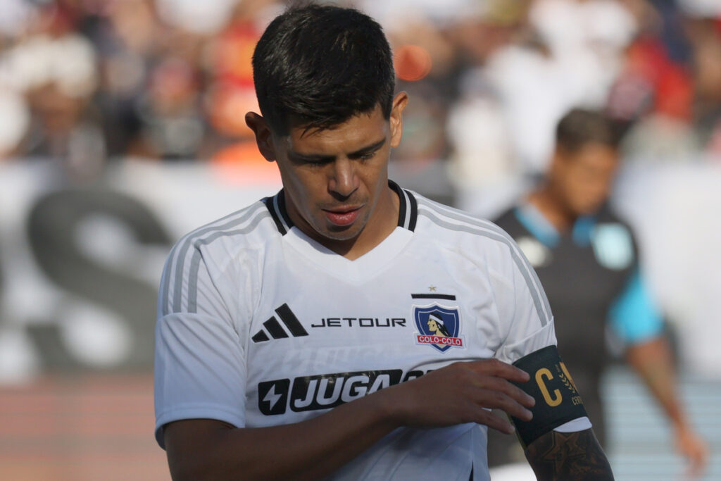 Esteban Pavez arreglándose la jineta de capitán durante un partido de Colo-Colo.