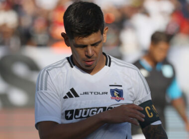 Esteban Pavez arreglándose la jineta de capitán durante un partido de Colo-Colo.