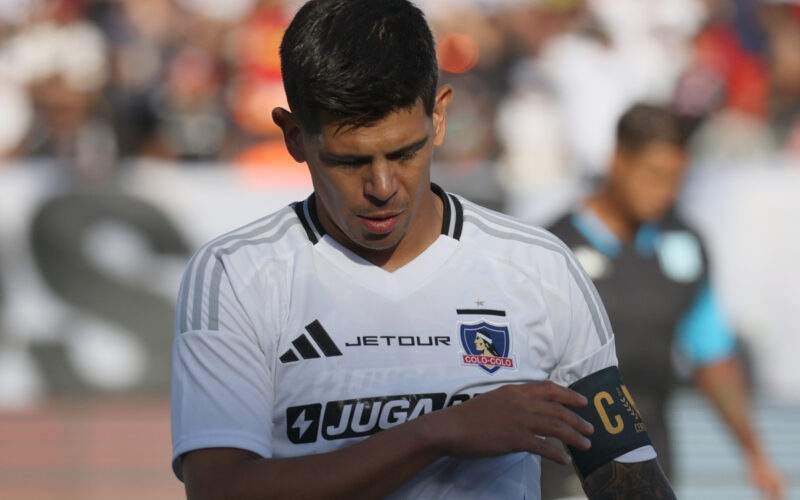 Esteban Pavez arreglándose la jineta de capitán durante un partido de Colo-Colo.