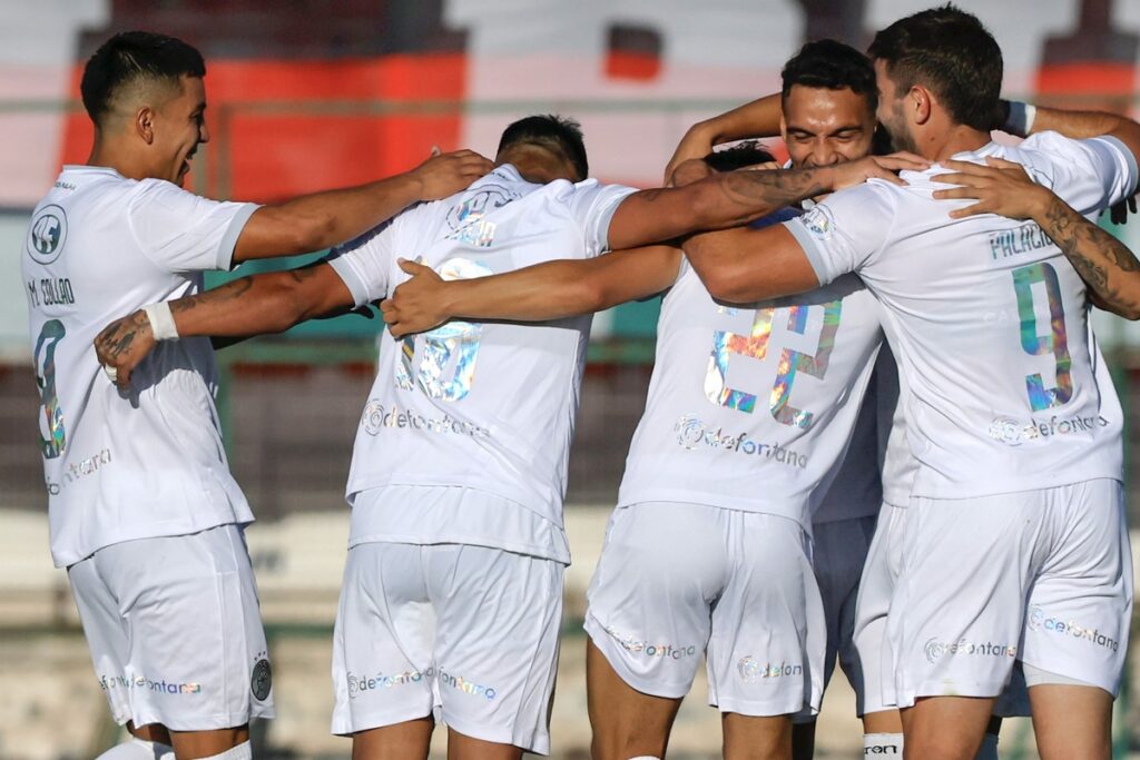 Jugadores de Audax Italiano celebrando un gol.