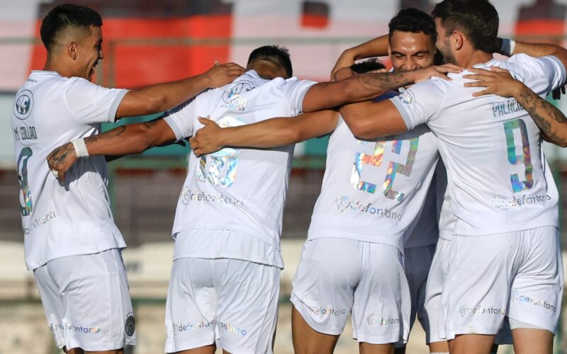 Jugadores de Audax Italiano celebrando un gol.