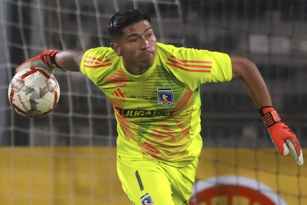 Brayan Cortés con el balón en su mano durante un partido de Colo-Colo.