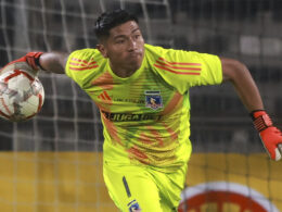 Brayan Cortés con el balón en su mano durante un partido de Colo-Colo.