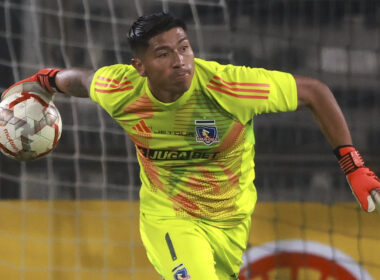Brayan Cortés con el balón en su mano durante un partido de Colo-Colo.