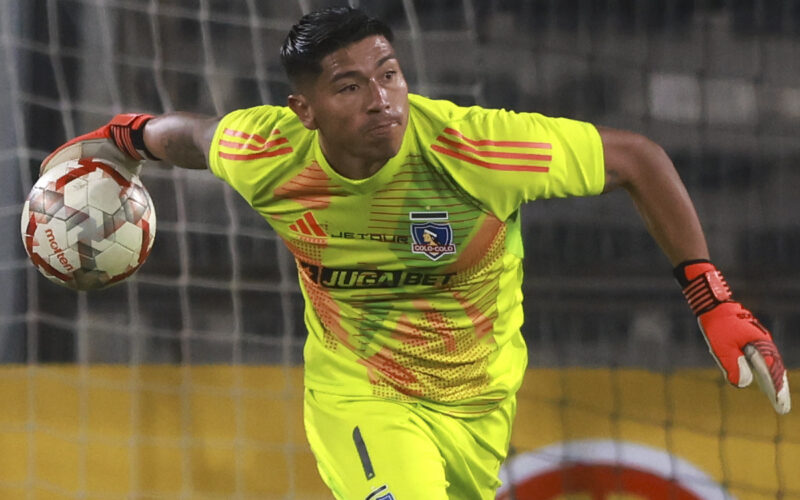 Brayan Cortés con el balón en su mano durante un partido de Colo-Colo.