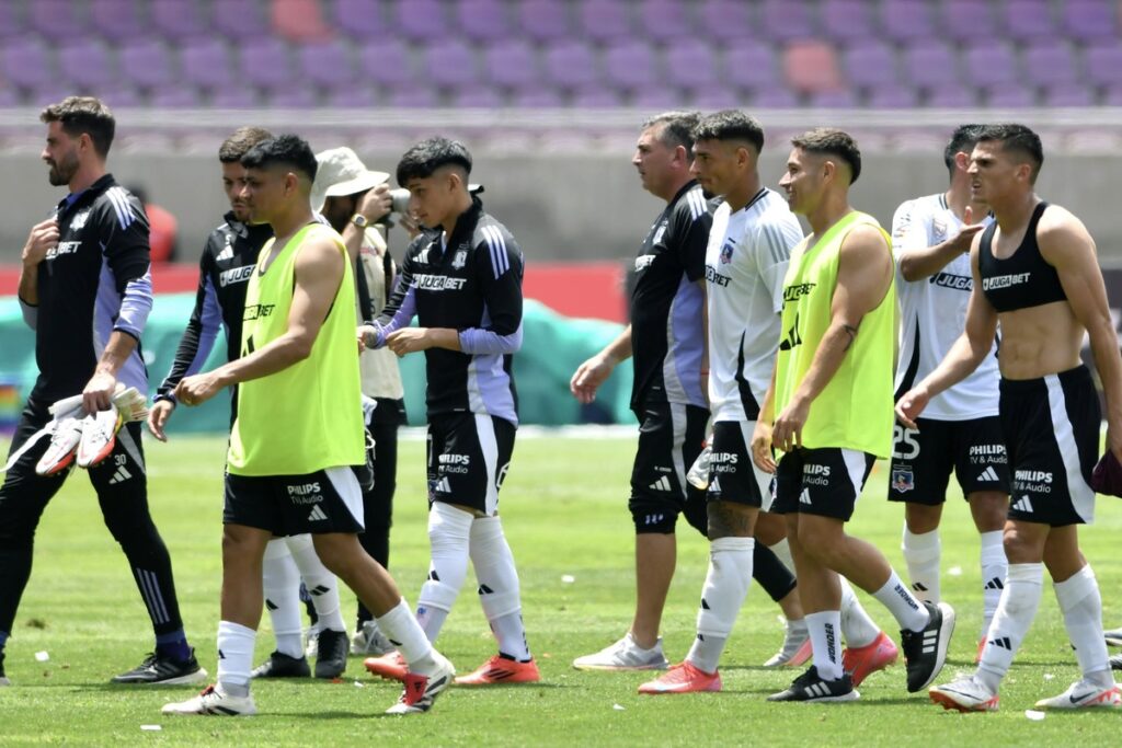 Jugadores retirándose del Estadio La Portada