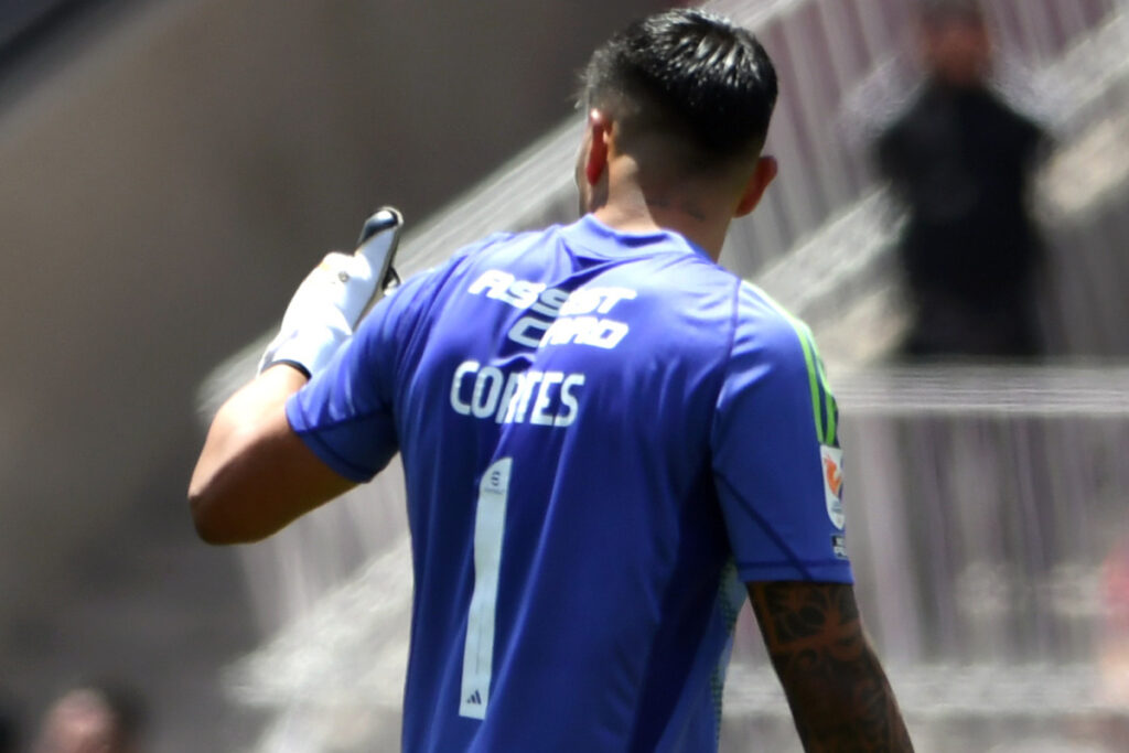 Brayan Cortés con el pulgar arriba durante un partido de Colo-Colo.