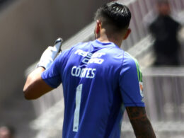 Brayan Cortés con el pulgar arriba durante un partido de Colo-Colo.