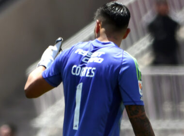 Brayan Cortés con el pulgar arriba durante un partido de Colo-Colo.