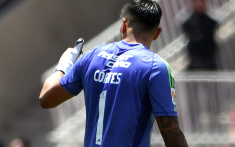 Brayan Cortés con el pulgar arriba durante un partido de Colo-Colo.
