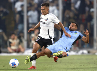 Vicente Pizarro disputando un balón con Bryan Rabello durante un partido de Colo-Colo y O'Higgins por la Liga de Primera.