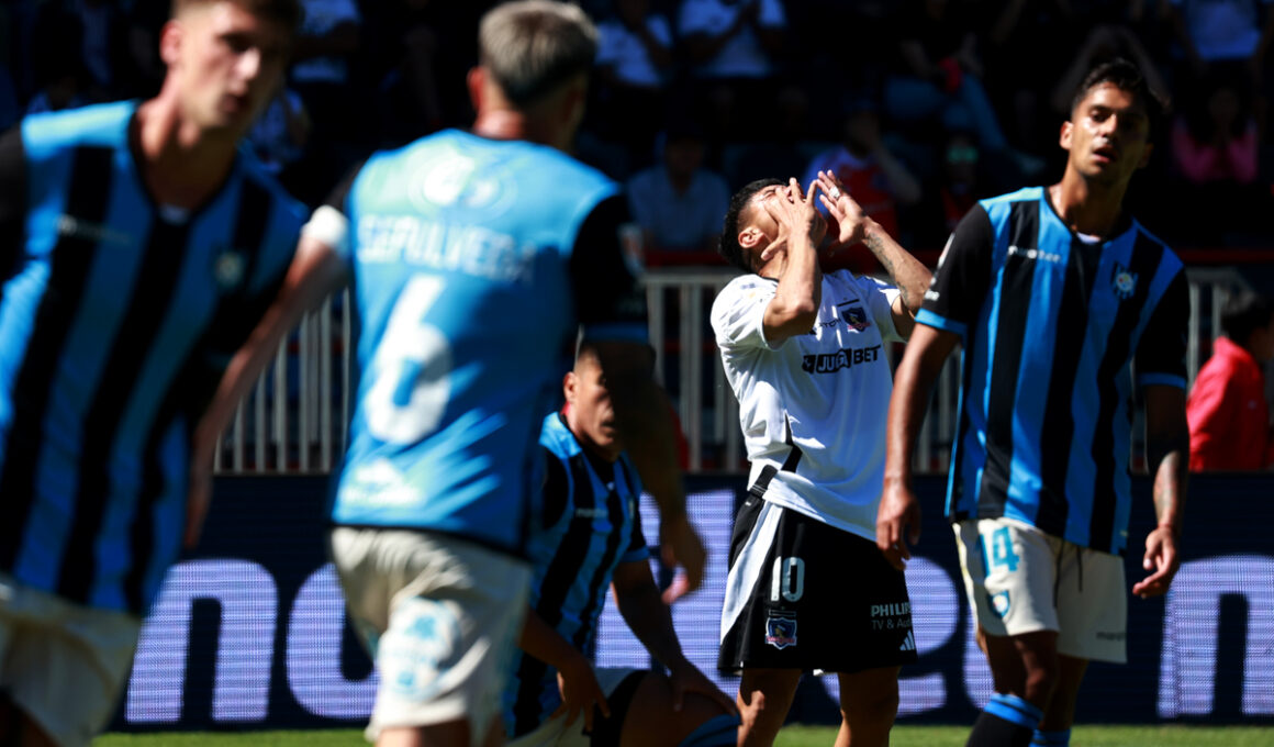 Claudio Aquino lamentándose durante un partido entre Huachipato y Colo-Colo.