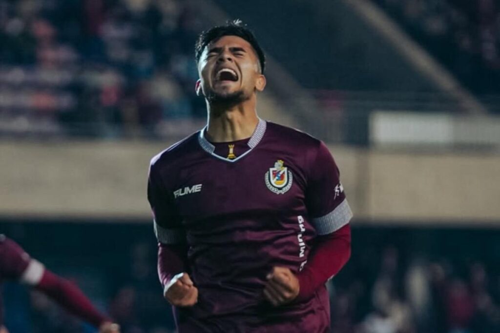 Matías Pinto celebrando con Deportes la Serena su primer gol como futbolista profesional.