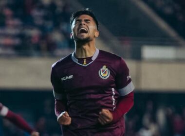 Matías Pinto celebrando con Deportes la Serena su primer gol como futbolista profesional.