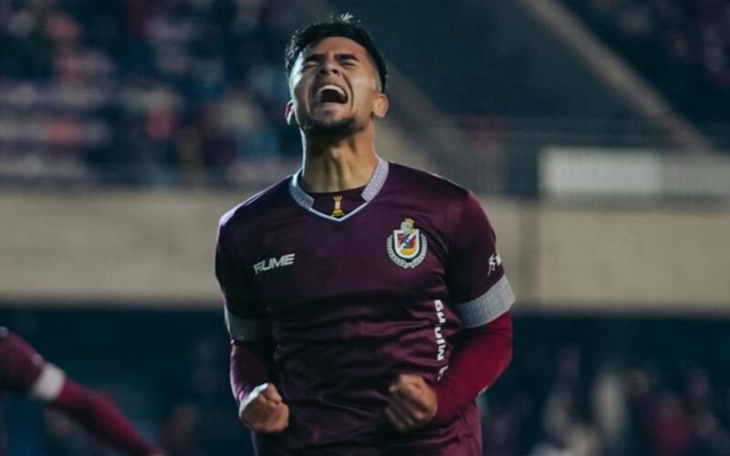 Matías Pinto celebrando con Deportes la Serena su primer gol como futbolista profesional.