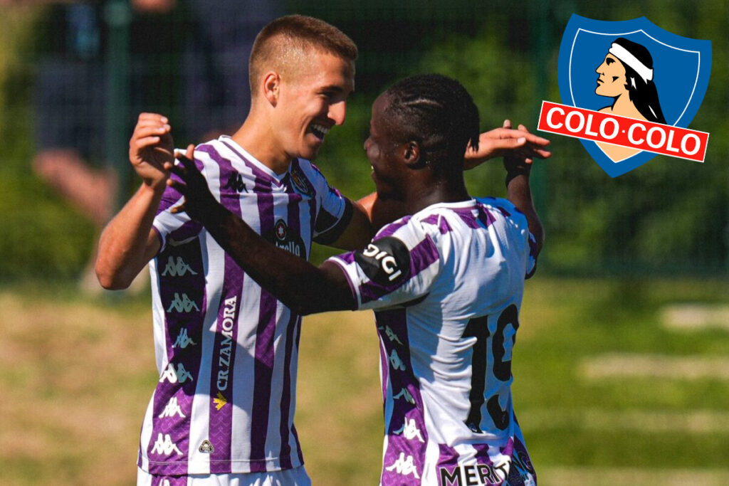 Jugadores del Real Valladolid celebrando un gol, junto al escudo de Colo-Colo.